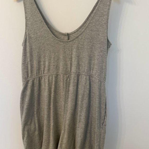 GAP Sleeveless Romper - Picture 2 of 8